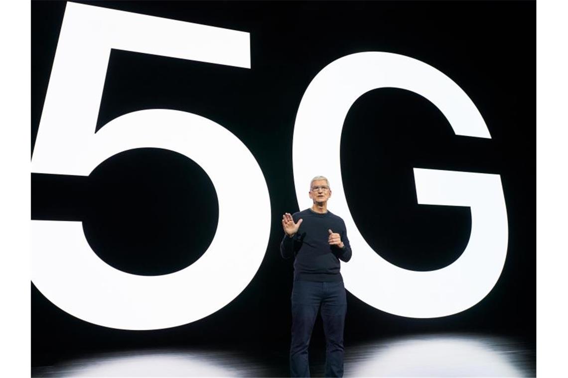 Apple bringt das iPhone in die 5G-Ära Apple-CEO Tim Cook stellt in einer Videoübertragung aus Cupertino die neue iPhone-Generation vor. Foto: -/Apple/dpa