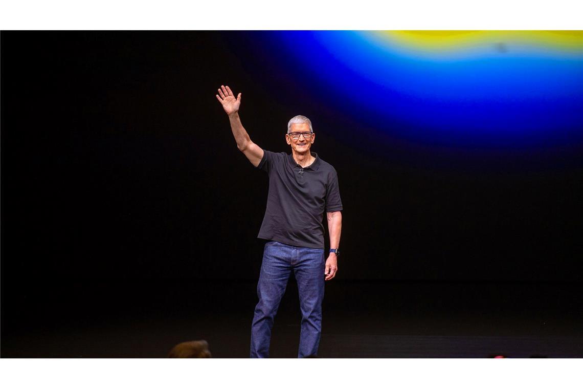 Apple-Neuheiten: Schlankes iPhone statt KI-Feuerwerk Apple-Chef Tim Cook begrüßte die Anwesenden im Hauptquartier in Cupertino. (Archivbild)