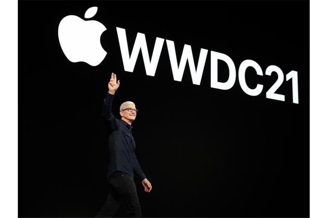 Apple verschärft Wettbewerb mit Facebook & Co. Apple-Chef Tim Cook eröffnet die Online-Entwicklerkonferenz WWDC aus dem Apple Park. Foto: Apple/dpa