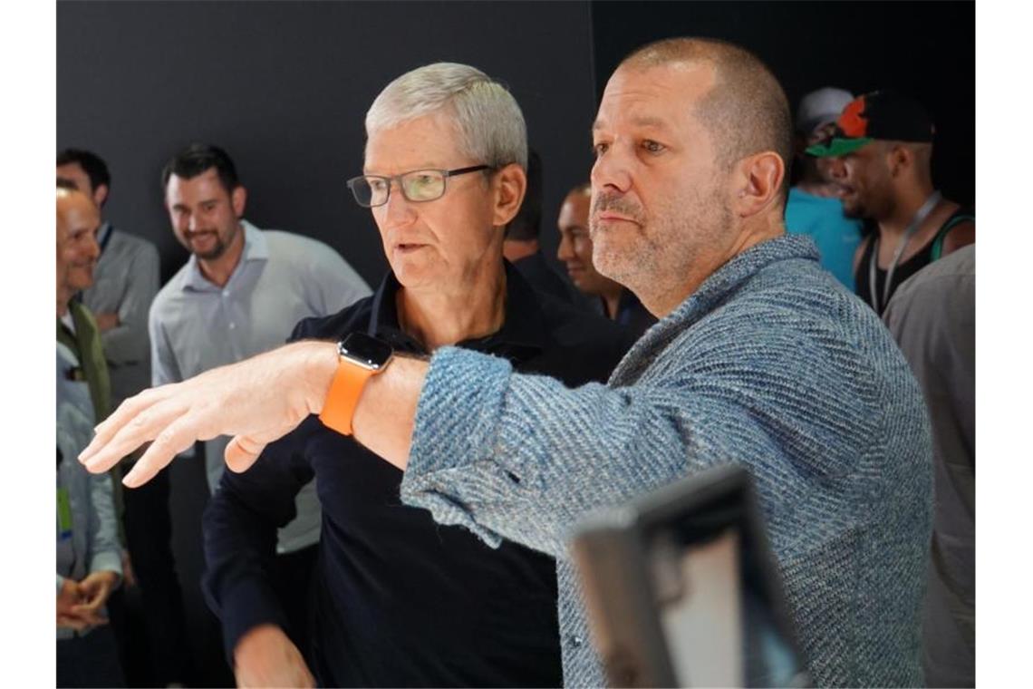 Apple-Chef Tim Cook (l.) spricht mit Designchef Jony Ive auf der WWDC 2019. Ive wird das Unternehmen verlassen, um eine eigene Firma zu gründen. Foto: Christoph Dernbach