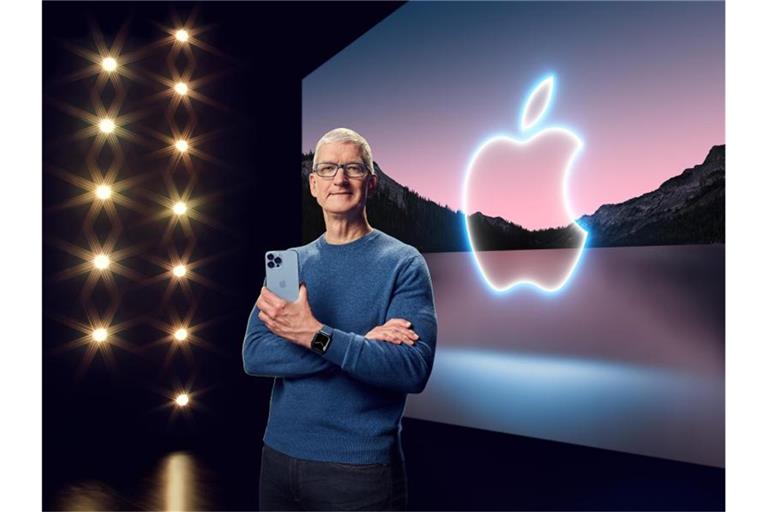 Apple-Chef Tim Cook präsentiert in einer aufgezeichneten Online-Übertragung das neue iPhone 13 Pro. Foto: -/Apple/dpa
