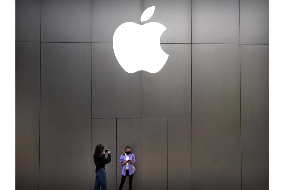Apple kommt vergleichsweise gut durch die Krise. Foto: Mark Schiefelbein/AP/dpa