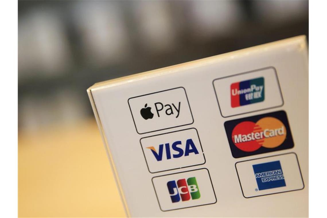 Sparkassen wollen Apple Pay noch in diesem Jahr einführen Apple Pay war Ende 2018 in Deutschland gestartet. Benutzer können im Laden mit dem Service wie mit einer Kreditkarte bezahlen. Foto: How Hwee Young/EPA