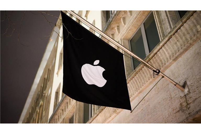 Apple und Spotify streiten darum, ob der Abschluss eines kostenpflichtigen Abos über die Spotify-App untersagt werden kann, wenn Spotify den iPhone-Hersteller nicht am Umsatz beteiligen möchte.