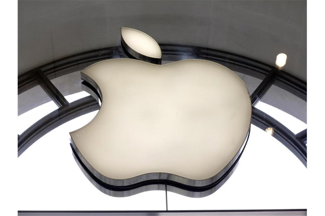 Rekord für Apple: Börsenwert erreicht zwei Billionen Dollar Apple wird als erstes US-Unternehmen an der New Yorker Börse mit über zwei Billionen US-Dollar gehandelt. Foto: Edmond Terakopian/PA Wire/dpa