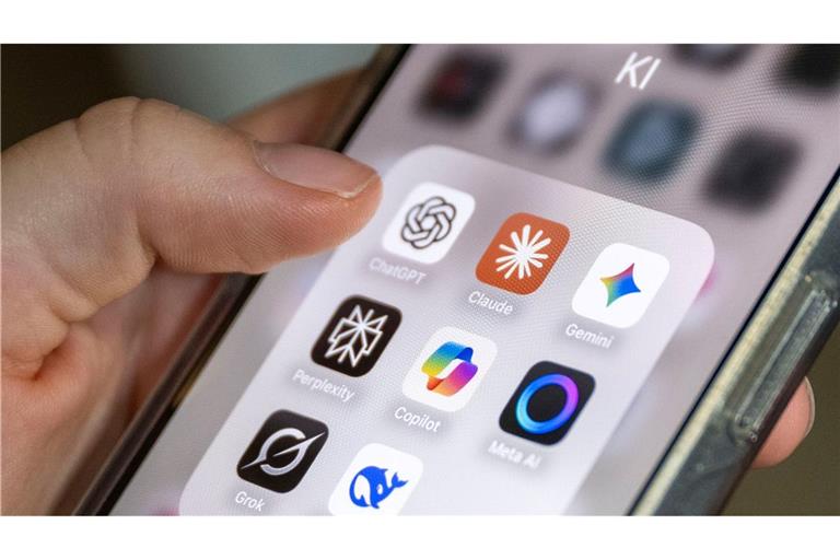 Apps von KI-Anbietern auf einem Smartphone.