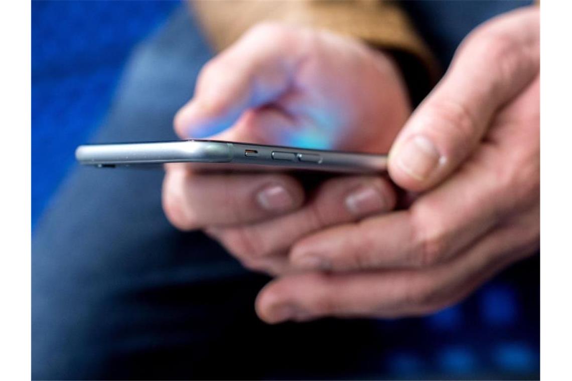 Corona-Warn-App kommt in Deutschland erst im Mai Apps zur Corona-Bekämpfung werden derzeit in mindestens zwölf europäischen Ländern vorbereitet oder sind bereits im Einsatz, etwa in Österreich oder in Norwegen. Foto: Hauke-Christian Dittrich/dpa