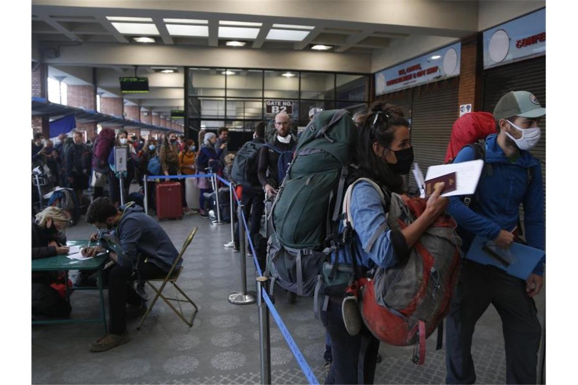 Noch Tausende offene Rechnungen nach Corona-Rückholaktion April 2020: Gestrandete Touristen aus verschiedenen Ländern melden sich für Corona-Rettungsflüge in ihre Heimatländer an. Foto: Niranjan Shrestha/AP/dpa
