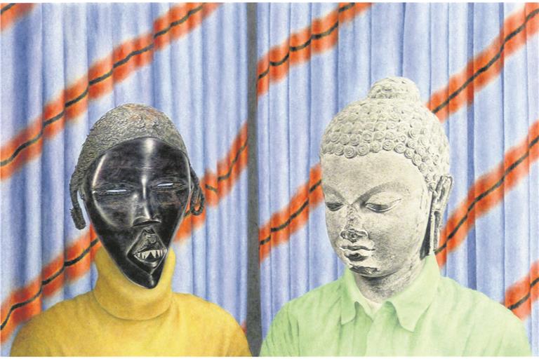 Aquarell von Anna Lea Hucht mit afrikanisch anmutender Maske, hinter der sich kein Kopf zu befinden scheint – hinter den Augen scheint der Vorhang hervor – und einer Steinskulptur. Fotos. P. Wolf
