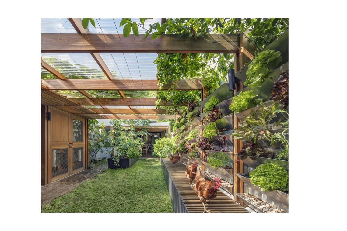 Extravagante Villen, die auch Gemüse produzieren Aquas Perma Solar Firma, mit Hühnern im Garten und Salat an der Wand. Ein Haus in Sydney, Australien, wurde nachhaltig saniert vom Büro Cplusc Architectural Workshop – mit PV-Anlage, Regenwasserbehälter, Ziegel und Holz waren bevorzugte Materialien der Wahl beim Bauen.