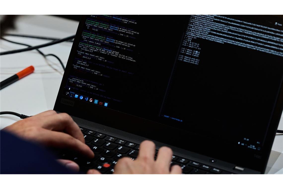 Arbeit an einem Laptop (zu dpa: «Cyberangriff auf Hochschulen: Noten und Stundenpläne offline»)