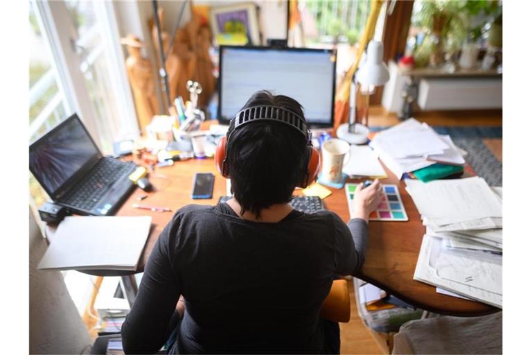 Arbeit im Homeoffice - ab jetzt durhc die neue „SARS-CoV-2-Arbeitsschutzverordnung“ mehr oder weniger „verpflichtend“. Foto: Sebastian Gollnow/dpa