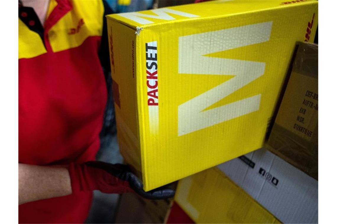Netzagentur: Neue Paketpreise der Post sind zu hoch Arbeit im Paketzentrum der DHL. Foto: Monika Skolimowska/dpa-Zentralbild/ZB