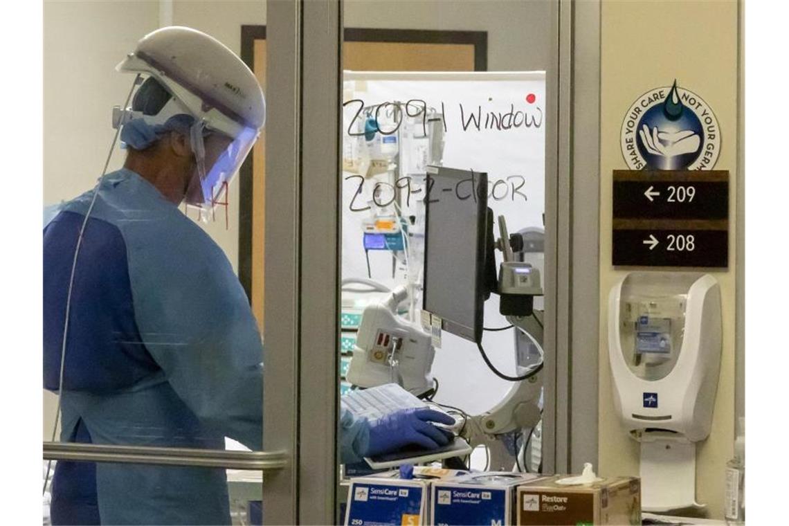USA: So viele Covid-19-Patienten in Kliniken wie nie zuvor Arbeit in einem Krankenhaus in Grants Pass, Oregon (Archiv). In den USA haben die Einlieferungen in Krankenhäuser binnen einer Woche um mehr als 60 Prozent zugenommen. Foto: Mike Zacchino/Pool KDRV via AP/dpa