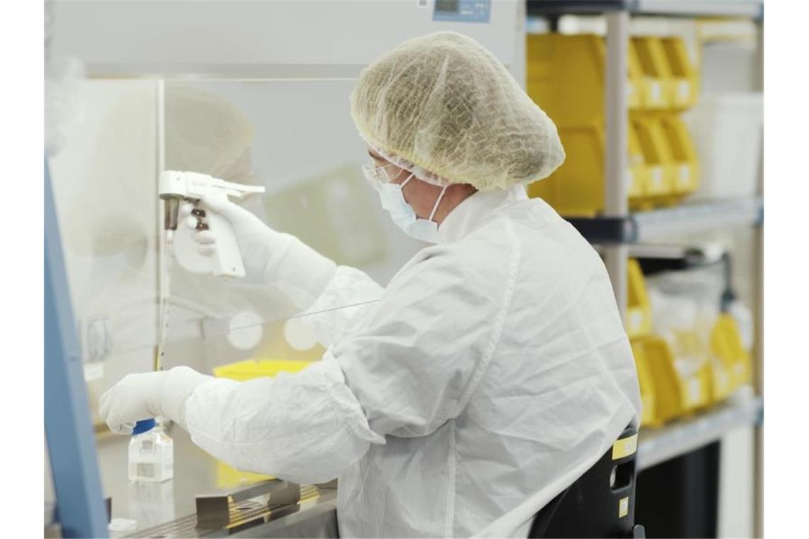 Arbeit in einem Labor von Moderna. Die EU-Kommission hat einen Rahmenvertrag über bis zu 160 Millionen Impfstoff-Dosen mit dem US-Pharmakonzern ausgehandelt. Foto: Moderna/PA Media/dpa