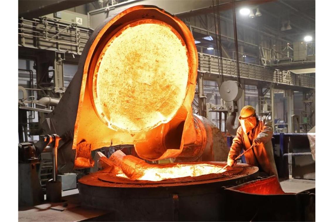 Tariflöhne steigen 2019 um 3,2 Prozent Arbeit in einer Gießerei: Besonders hoch fallen die Tarifzuwächse in diesem Jahr laut WSI in den großen Tarifbranchen wie in der Metallindustrie aus. Foto: Bernd Wüstneck