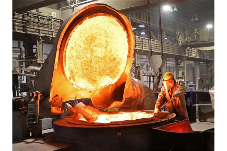 Arbeit in einer Gießerei: Besonders hoch fallen die Tarifzuwächse in diesem Jahr laut WSI in den großen Tarifbranchen wie in der Metallindustrie aus. Foto: Bernd Wüstneck