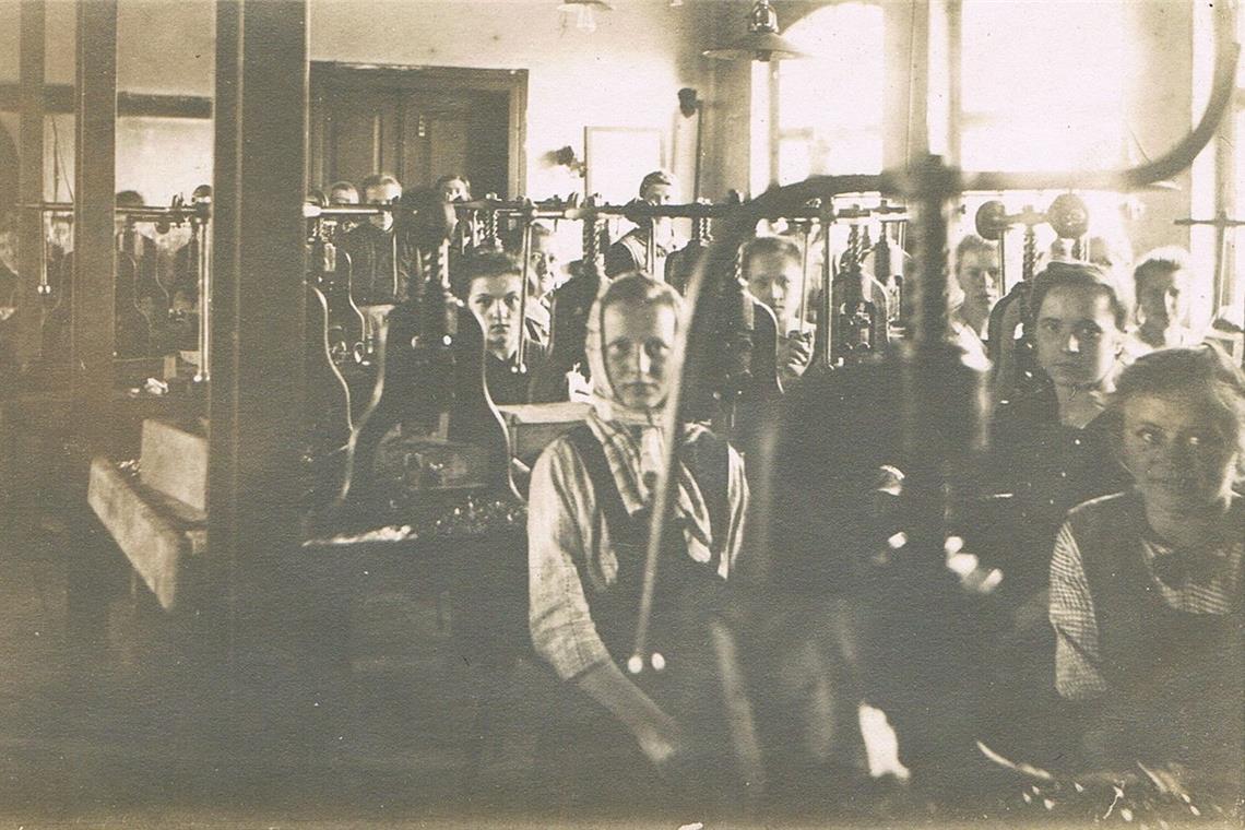 Arbeit in einer Knopffabrik: Das ziemlich verblichene Foto gibt einen Einblick in eine Produktionsstätte, wie sie im früheren Peterswald betrieben wurde.