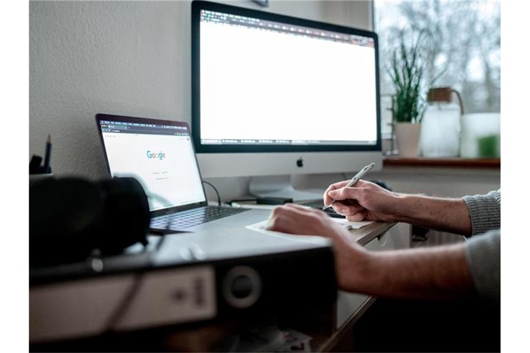 Arbeit ohne Ende - trotz Kurzarbeit: Das ist nicht erlaubt. Doch weil auch die Prüfer im Homeoffice sitzen, bleiben Verstöße oft unentdeckt, fürchten Gewerkschafter. Foto: Fabian Strauch/dpa
