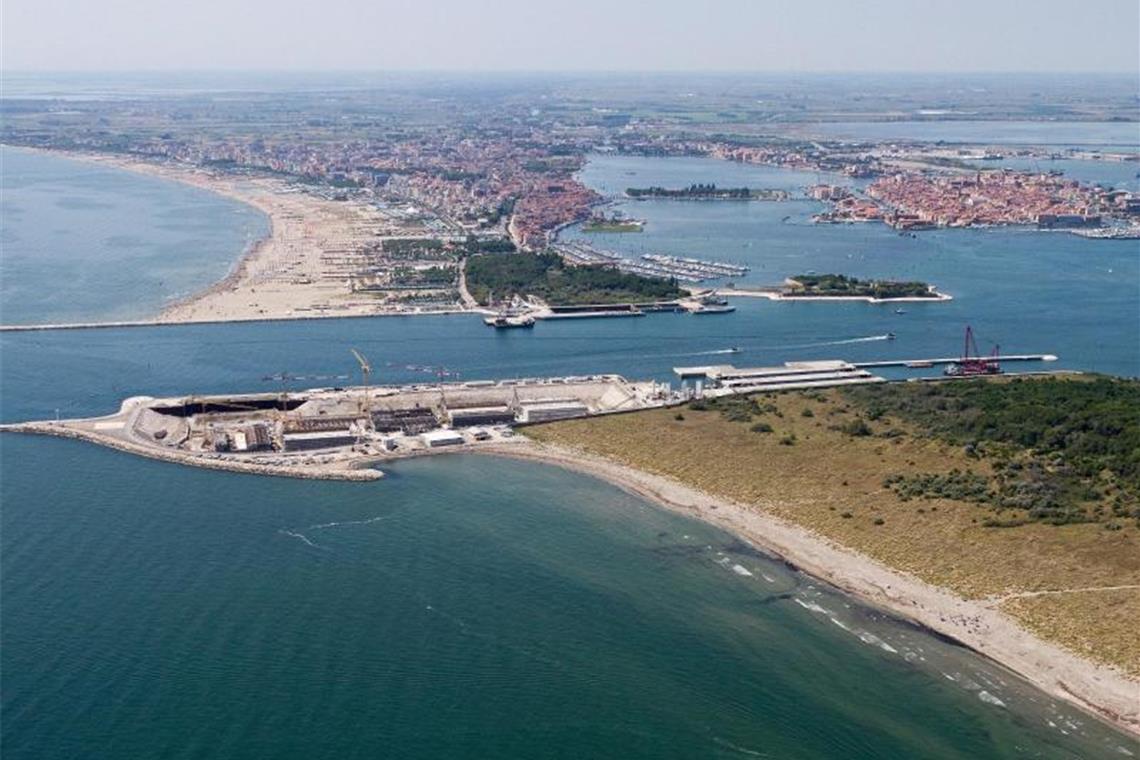 Arbeiten am „Mose“-Projekt in Venedig. Immer wieder steht die Stadt unter Wasser, und der Meeresspiegel steigt weiter. Foto: Giorgio Marcoaldi-Cvn