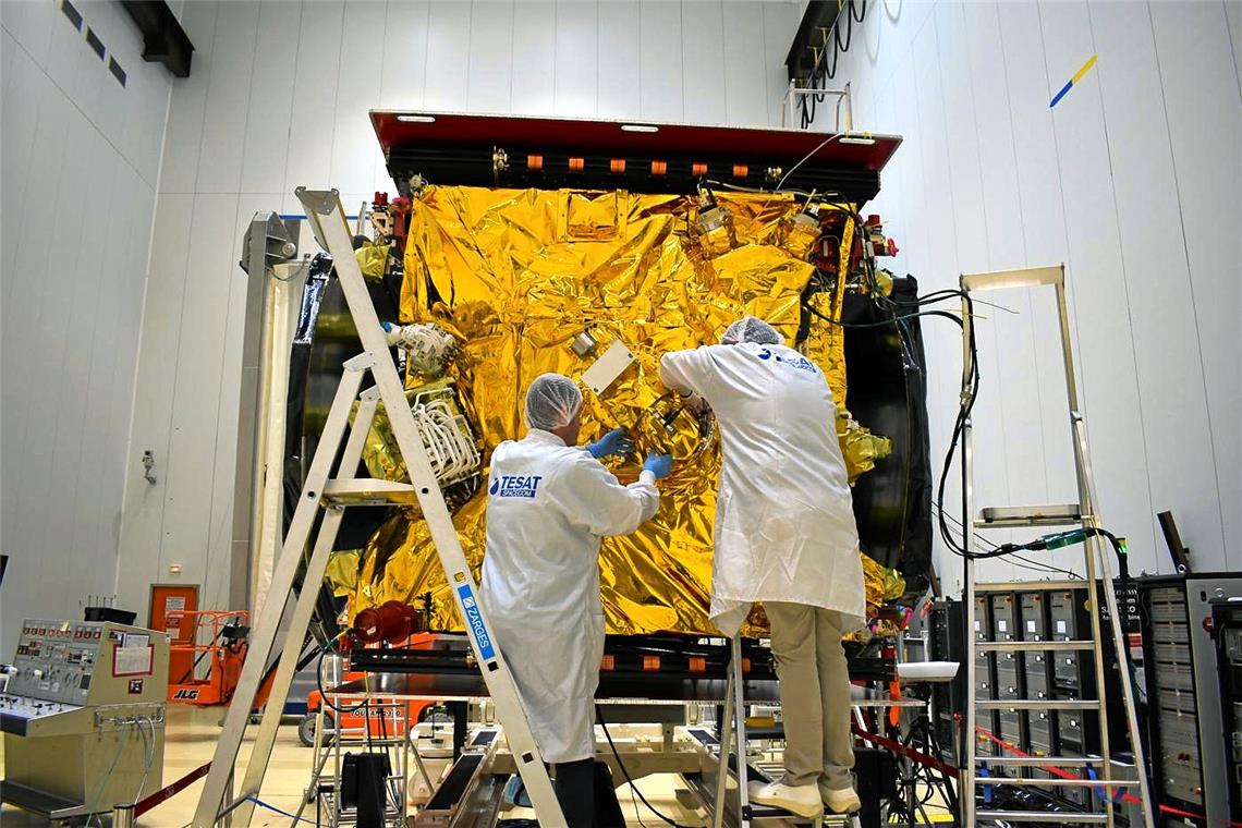 Arbeiten am Tesat-Laserkommunikationsterminal, das an Bord des europäischen Relaissatelliten für signifikant höhere Übertragungsgeschwindigkeiten und schnellere Zugriffszeiten sorgt. Archivfoto: Tesat-Spacecom
