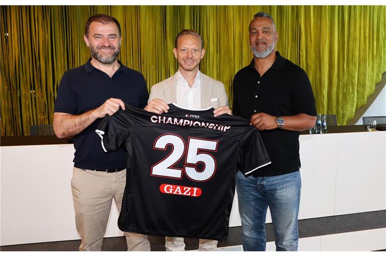 Arbeiten an einem gemeinsamen Projekt (v. li.): ELF-Geschäftsführer Zeljko Karajica, VfB-Marketing-Vorstand Rouven Kasper und ELF-Commissioner Patrick Esume.