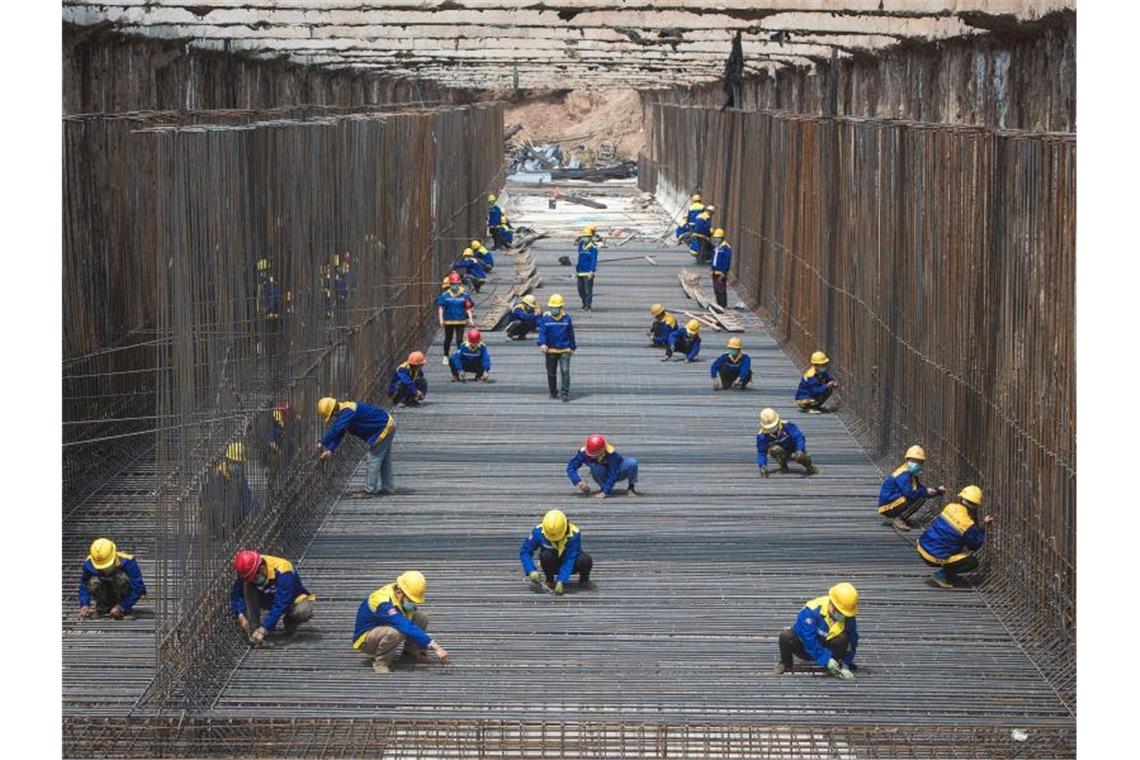 Arbeiten an einem Versorgungstunnel in Wuhan. Foto: Xiao Yijiu/XinHua/dpa