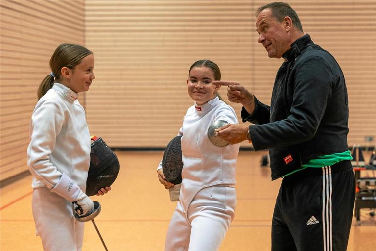 Arbeiten auch mithilfe weltmeisterlicher Tipps von Abteilungsleiter Michael Flegler daran, den Erfolg von der U-13-Meisterschaft möglichst rasch wiederholen zu können: Ella Wöhrle (links) und Marie-Lou Bossert. Foto: Alexander Becher