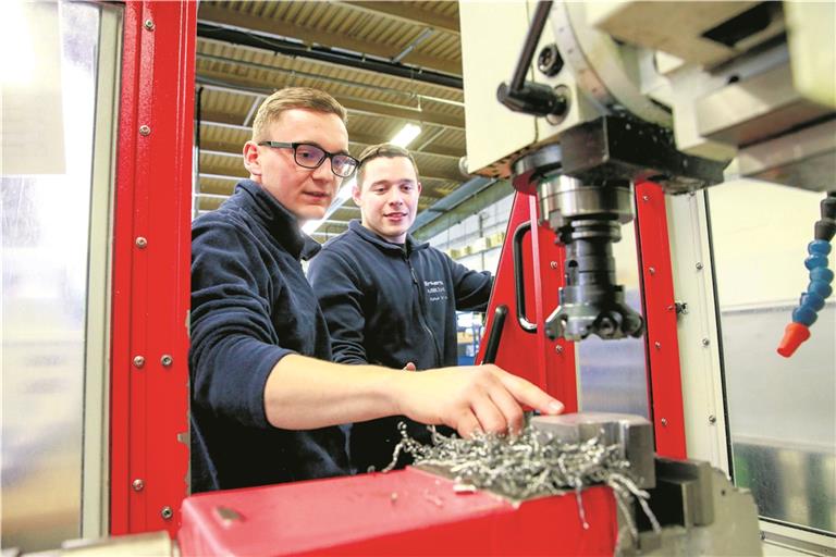 Arbeiten bei der Sulzbacher Firma HES Erkert an einer computergesteuerten Fräsmaschine: Immanuel Ehm (links) und Manuel Schick. Als Ausbildungsbotschafter vertreten sie den Beruf des Industriemechanikers und repräsentieren gleichzeitig das Unternehmen. Foto: A. Becher