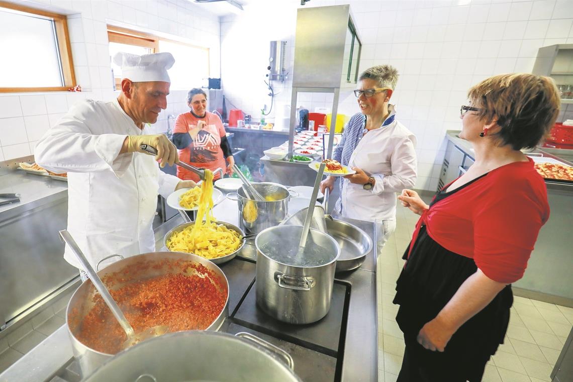 Arbeiten beim „Happy Eating“ zusammen (von links): Giuseppe Manna, Abir Joubaili, Silke Müller-Zimmermann und Tina Unold. Foto: A. Becher