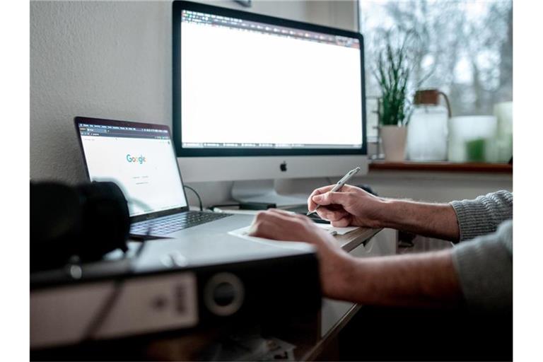 Arbeiten im Homeoffice hilft, die Kontakte zu reduzieren. Foto: Fabian Strauch/dpa