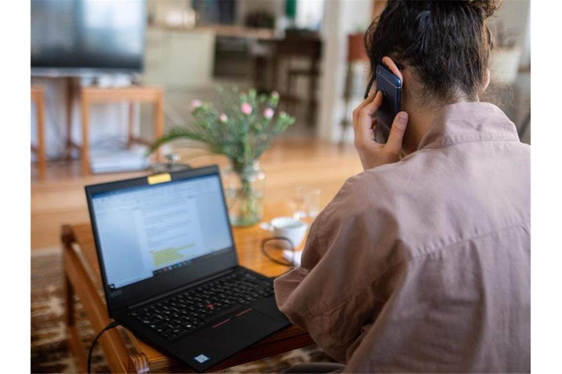 Arbeiten in den eigenen vier Wänden: Wie hoch der zusätzliche Stromverbrauch durch das Homeoffice ausfällt, ist allerdings unklar. Foto: Sebastian Gollnow/dpa