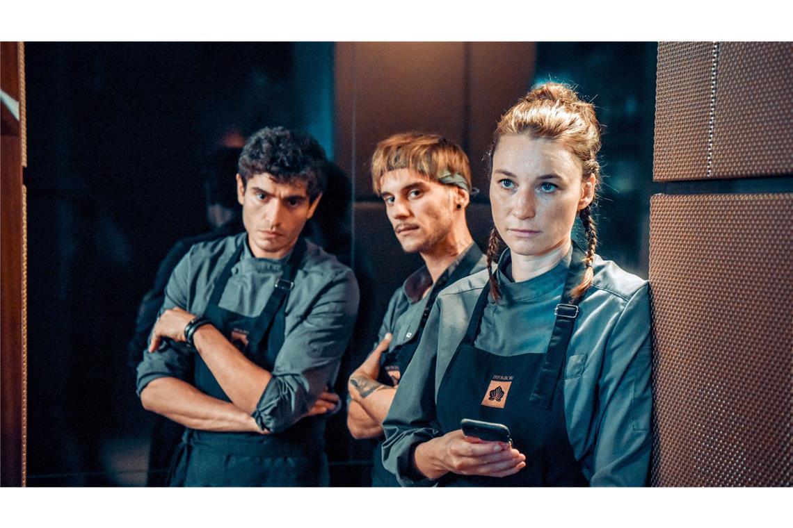 Arbeiten in der Küche: Mohammed (Tamim Fattal), Bernd (Aleksander Srtschin) und Lisa (Lisa Schützenberger).