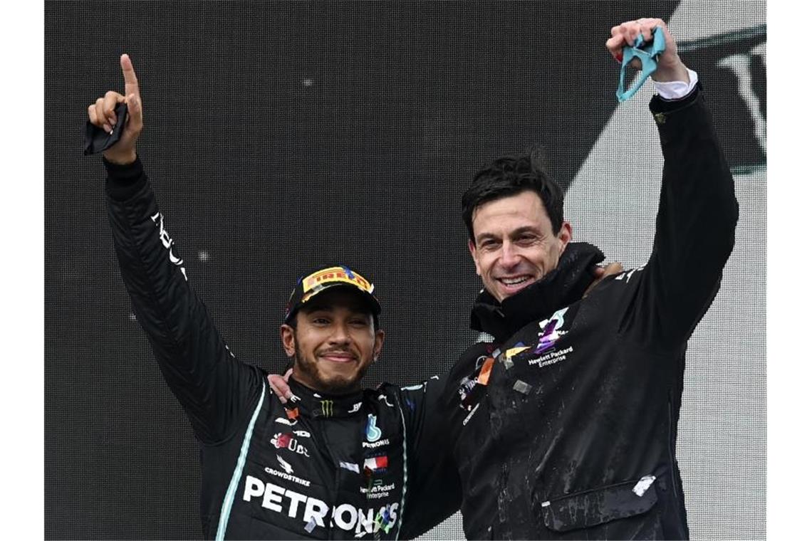 Kurzzeit-Vertrag: Hamilton weiter im Mercedes