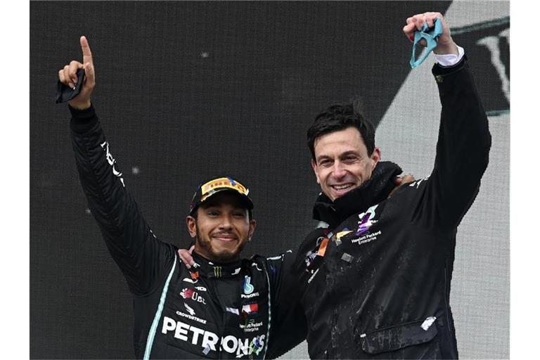 Arbeiten weiter in der Formel 1 zusammen: Lewis Hamilton (l) und Toto Wolff, Motorsportchef vom Team Mercedes. Foto: Ozan Kose/POOL AFP/AP/dpa