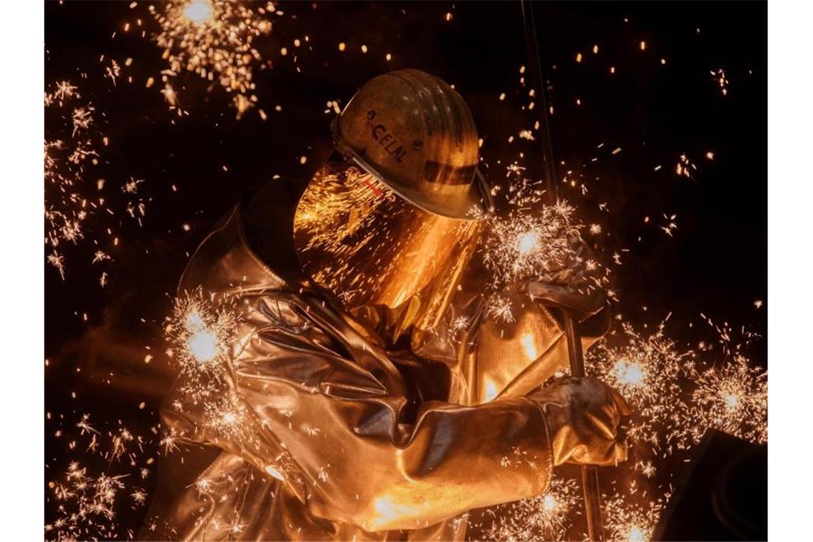 Arbeiter am Hochofen bei Thyssenkrupp in Duisburg. Foto: Rolf Vennenbernd