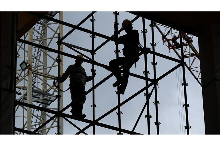 Arbeiter auf der Baustelle: Die Branche dürfte 2026 nach Jahren der Krise wieder wachsen (Archivbild)
