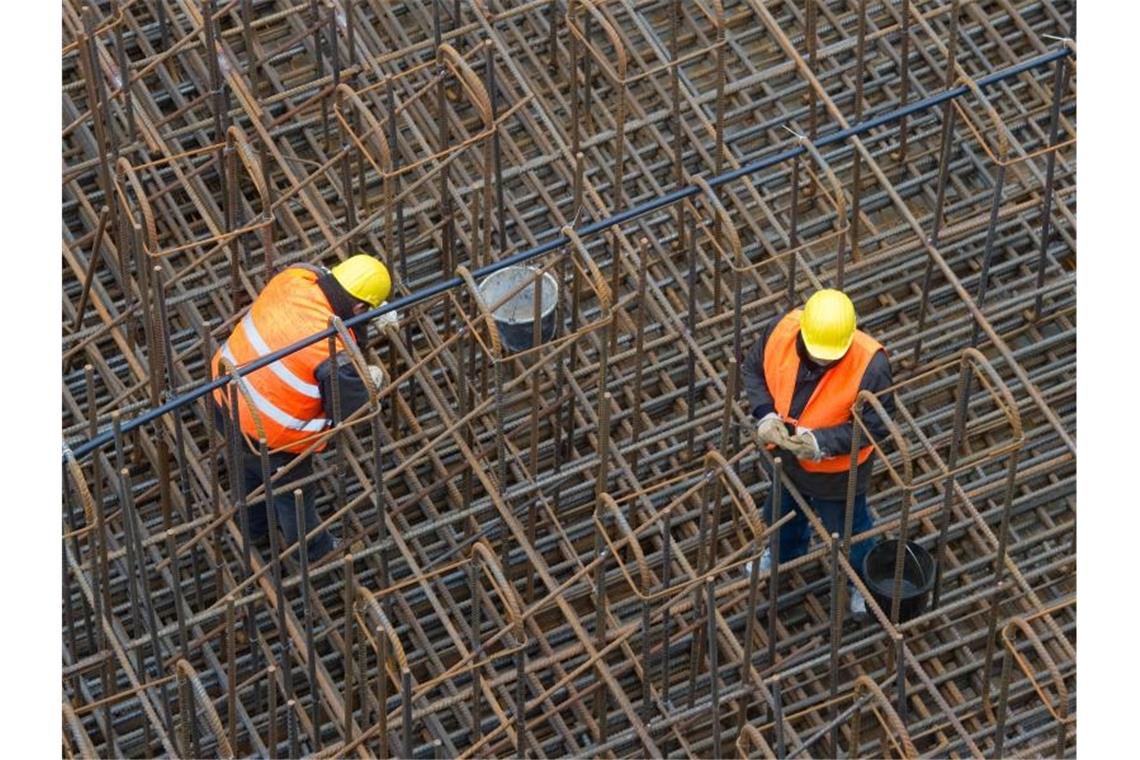 Arbeiter auf einer Baustelle: Leiharbeiter verdienen bis zu 1400 Euro weniger pro Monat als regulär Beschäftigte. Foto: Patrick Pleul