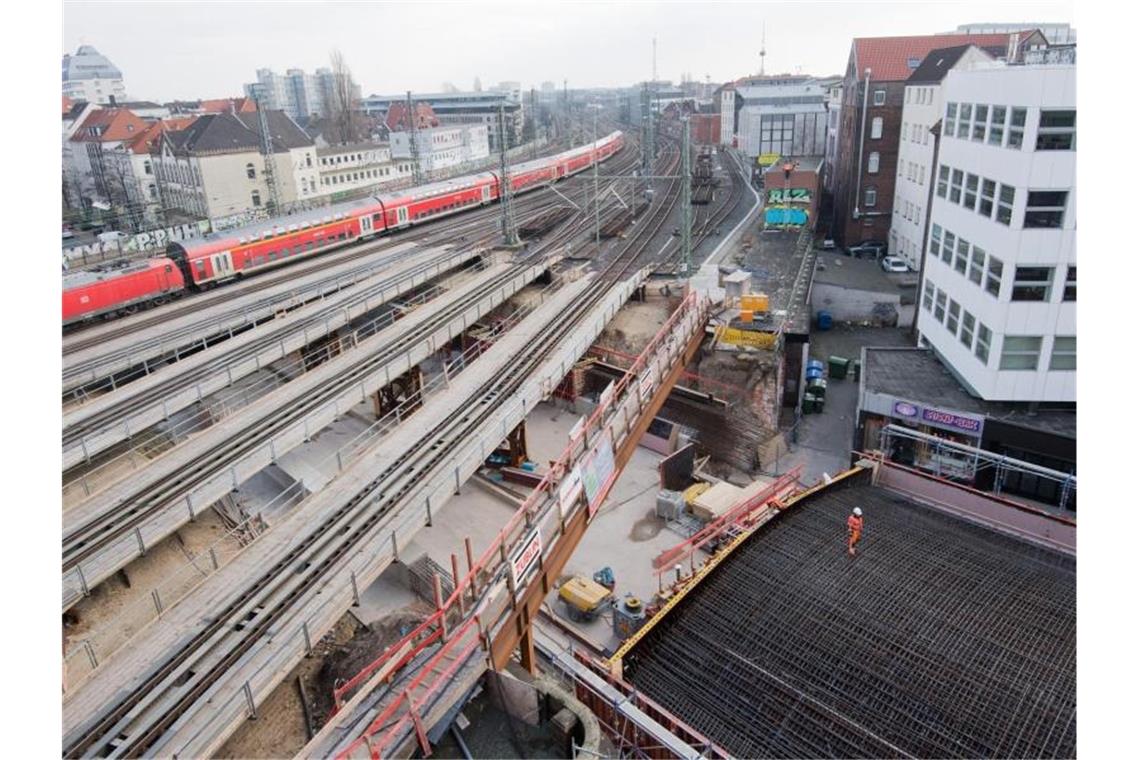 Arbeiter bauen ein Stahlbetonüberteil für die Erneuerung der Bahnbrücke über die Königsstraße in Nähe des Hauptbahnhofes in Hannover. Foto: Julian Stratenschulte/dpa