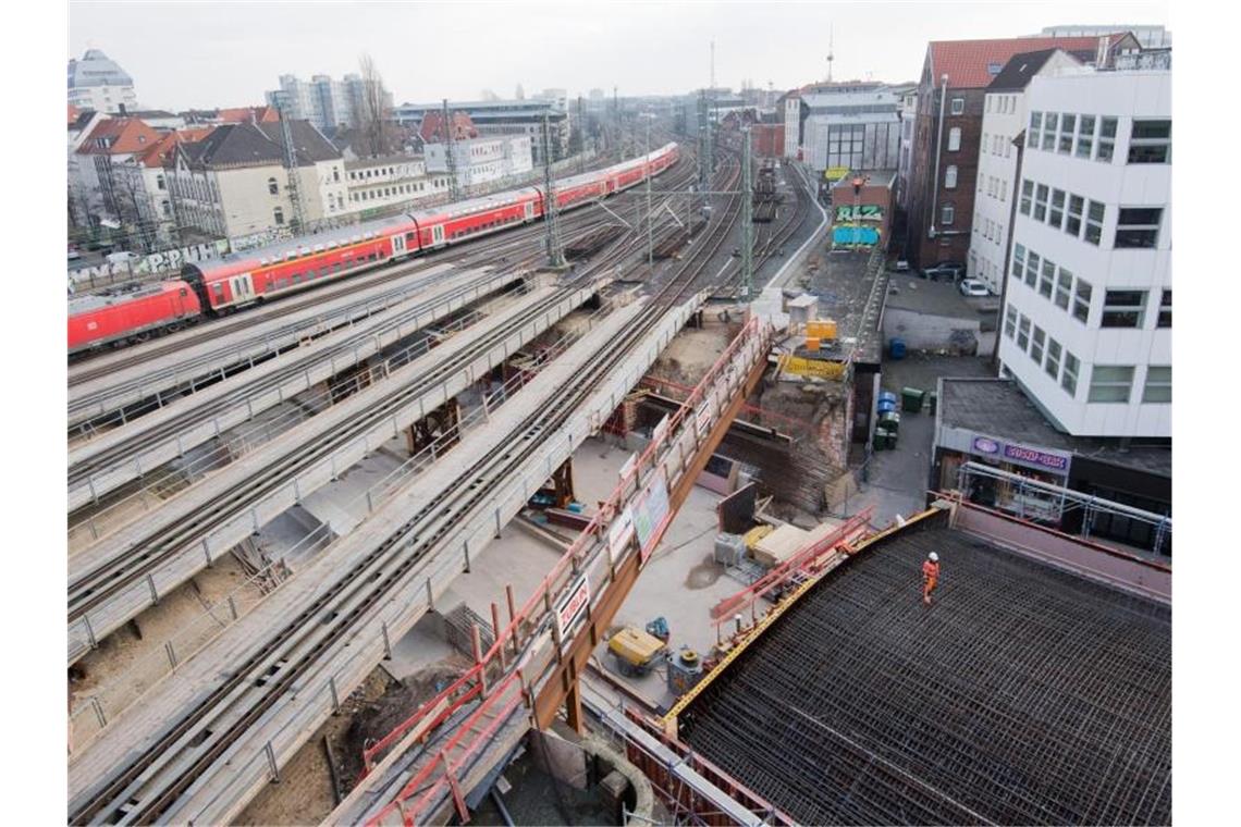 Bahn saniert mit Milliardenaufwand 2000 weitere Brücken Arbeiter bauen ein Stahlbetonüberteil für die Erneuerung der Bahnbrücke über die Königsstraße in Nähe des Hauptbahnhofes in Hannover. Foto: Julian Stratenschulte/dpa