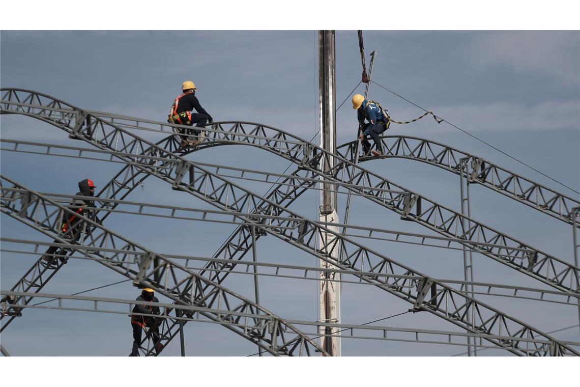 Bilder des Tages Arbeiter beginnen mit der Einrichtung einer vorübergehenden Unterkunft für mögliche Deportierte aus den USA.