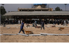 Arbeiter bereiten auf dem Friedhof Behesht-e Zahra in Teheran die Gräber für die bei den amerikanisch-israelischen Angriffen Getöteten vor.