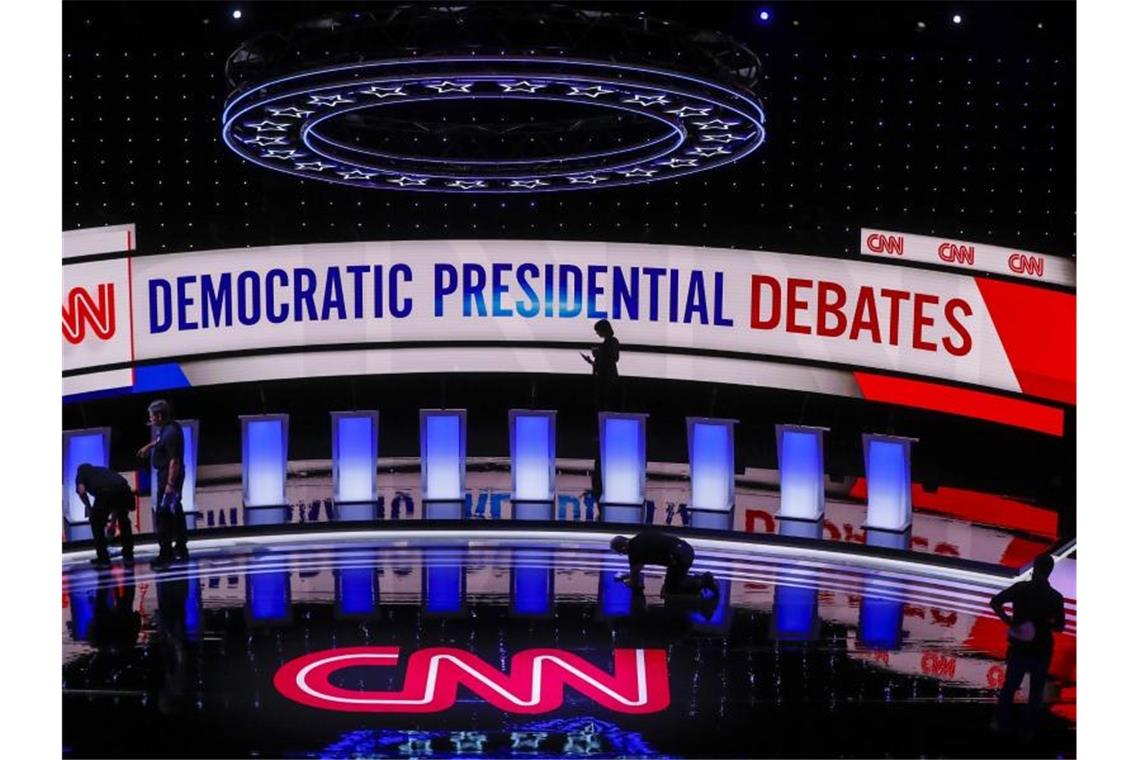 Arbeiter bereiten die Bühne für die 2. TV-Debatte der Demokraten im Fox Theatre in Detroit vor. Foto: Paul Sancya/AP