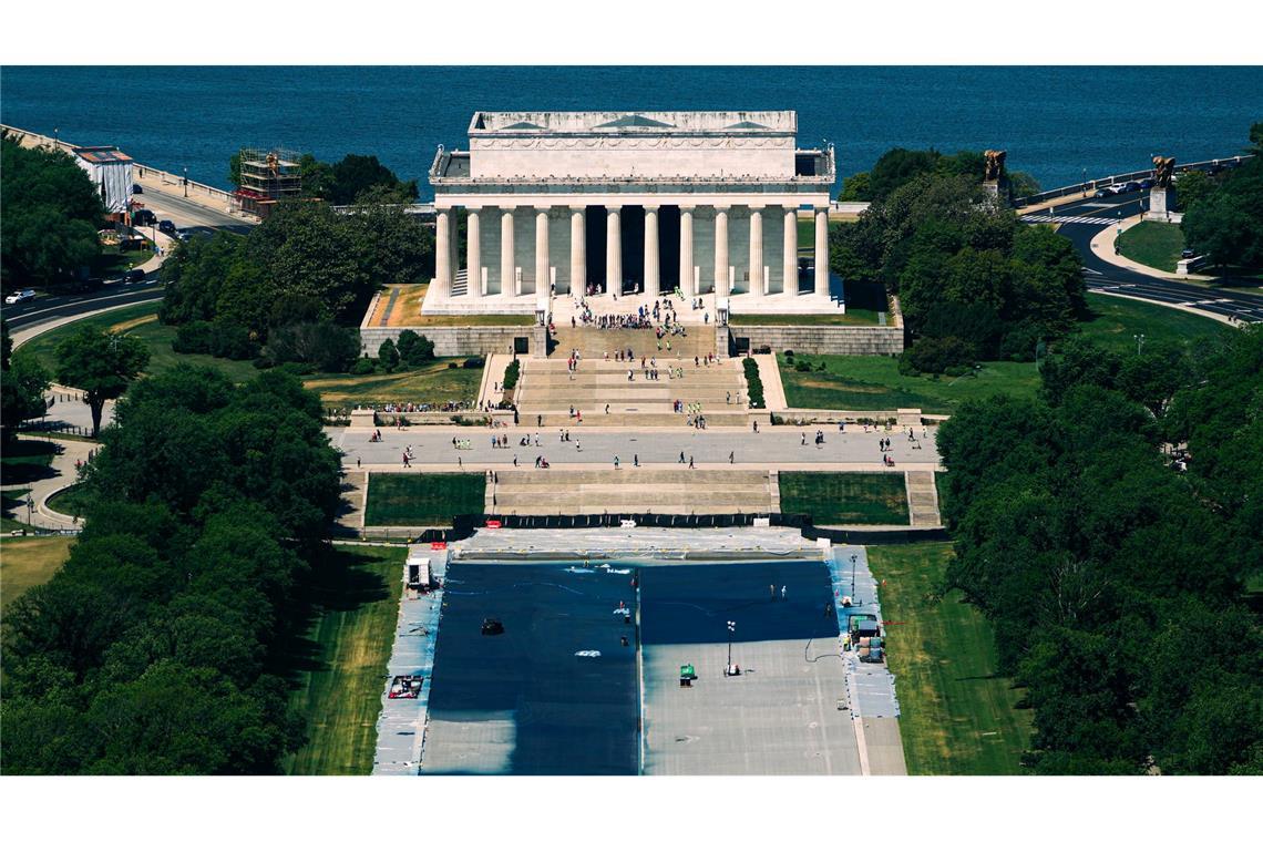 Arbeiter beschichten den Lincoln Memorial Reflecting Pool in Washington.