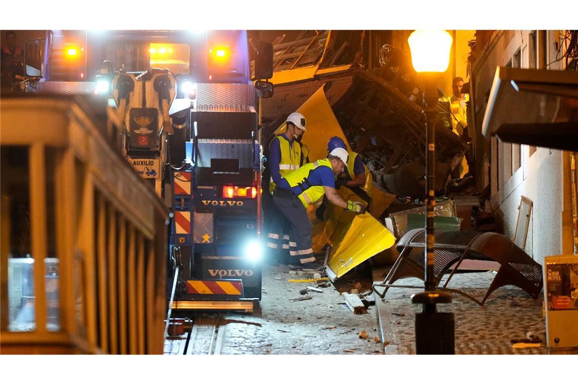 Arbeiter beseitigen die Trümmer einer entgleisten und verunglückten Standseilbahn in Lissabon.
