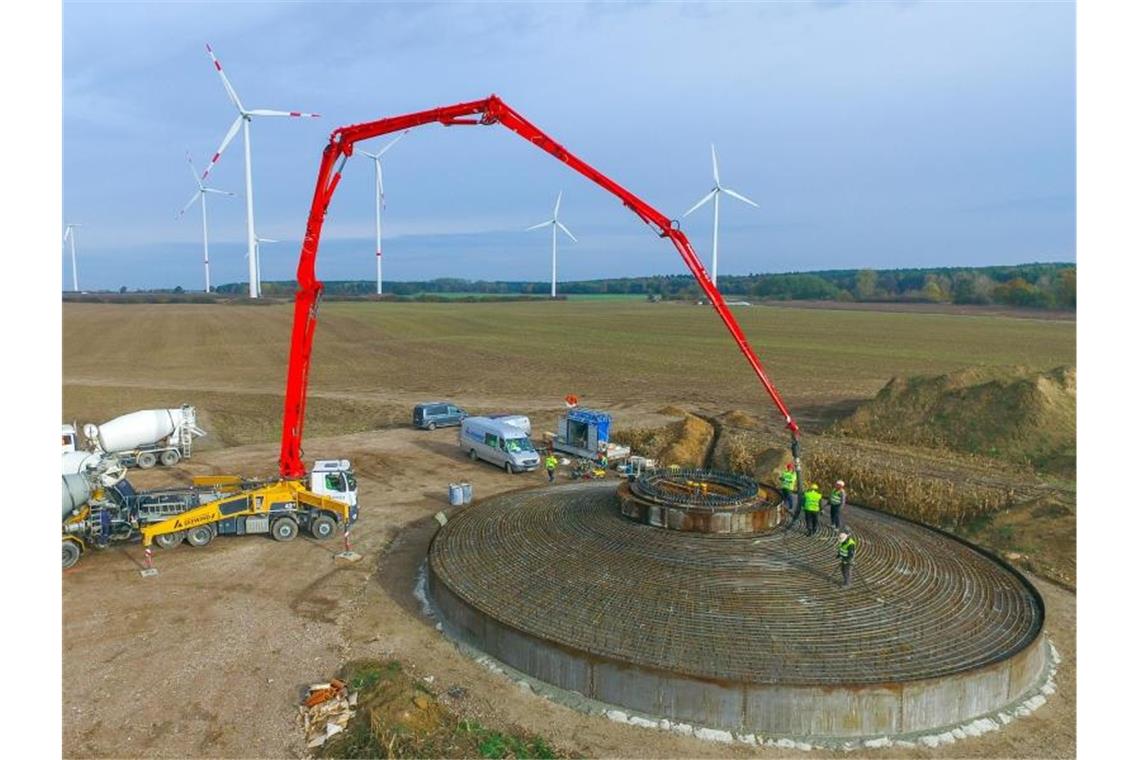Arbeiter betonieren das Fundament einer Windenergieanlage im Landkreis Oder-Spree. Foto: Patrick Pleul/dpa/Archiv