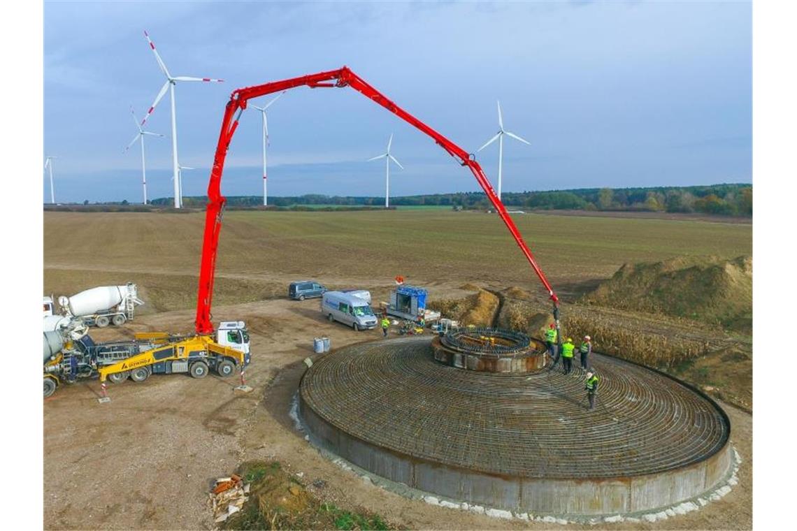 Deutlich mehr neue Windräder an Land in Deutschland Arbeiter betonieren das Fundament einer Windenergieanlage im Landkreis Oder-Spree. Foto: Patrick Pleul/dpa/Archiv