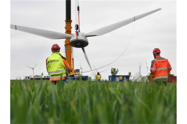 Arbeiter des Windkraftbauers Enercon bei Wartungsarbeiten im niedersächsischen Gestorf. Foto: Julian Stratenschulte/dpa
