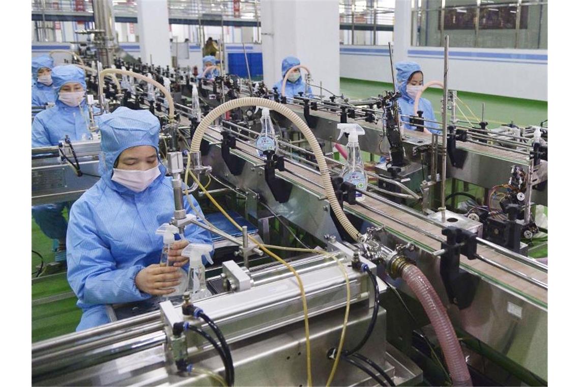 Nordkoreas Wirtschaft erstmals seit drei Jahren gewachsen Arbeiter einer Seifenfabrik in Nordkorea. Foto: -/kyodo/dpa