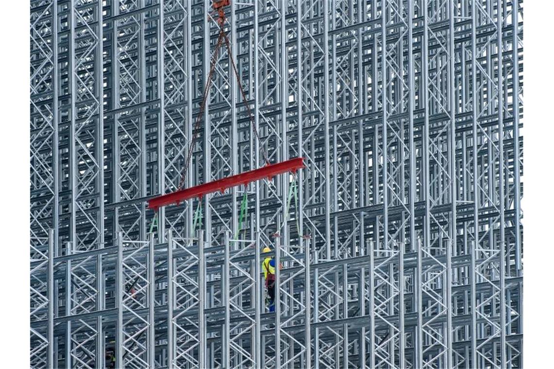 Deutsche Industrie erhält wieder mehr Aufträge Arbeiter errichten das innere Gerüst eines Lagerhauses. Die deutsche Industrie erhält wieder mehr Aufträge. Foto: Klaus-Dietmar Gabbert/dpa-Zentralbild/dpa